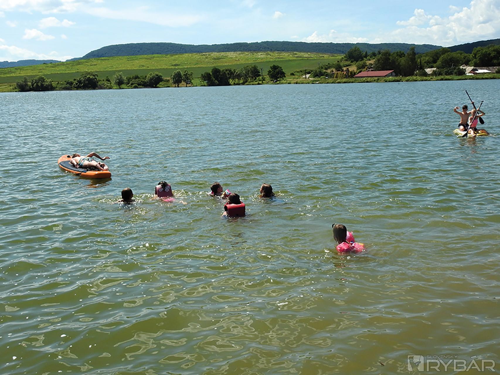 Deti sa vyšantili vo vode aj na paddleboardoch.
